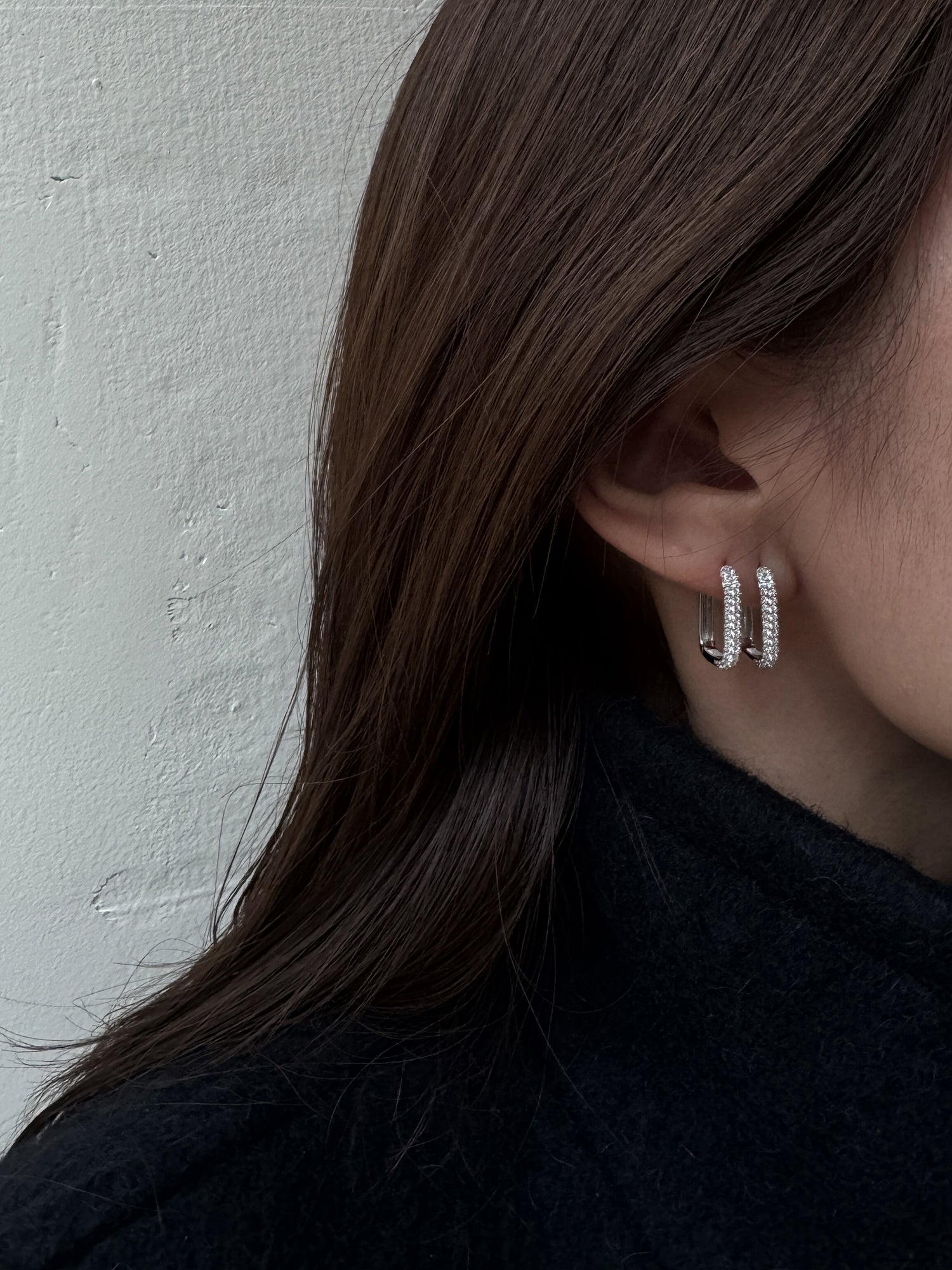 U HOOP STONE EARRINGS [WHITE GOLD]
