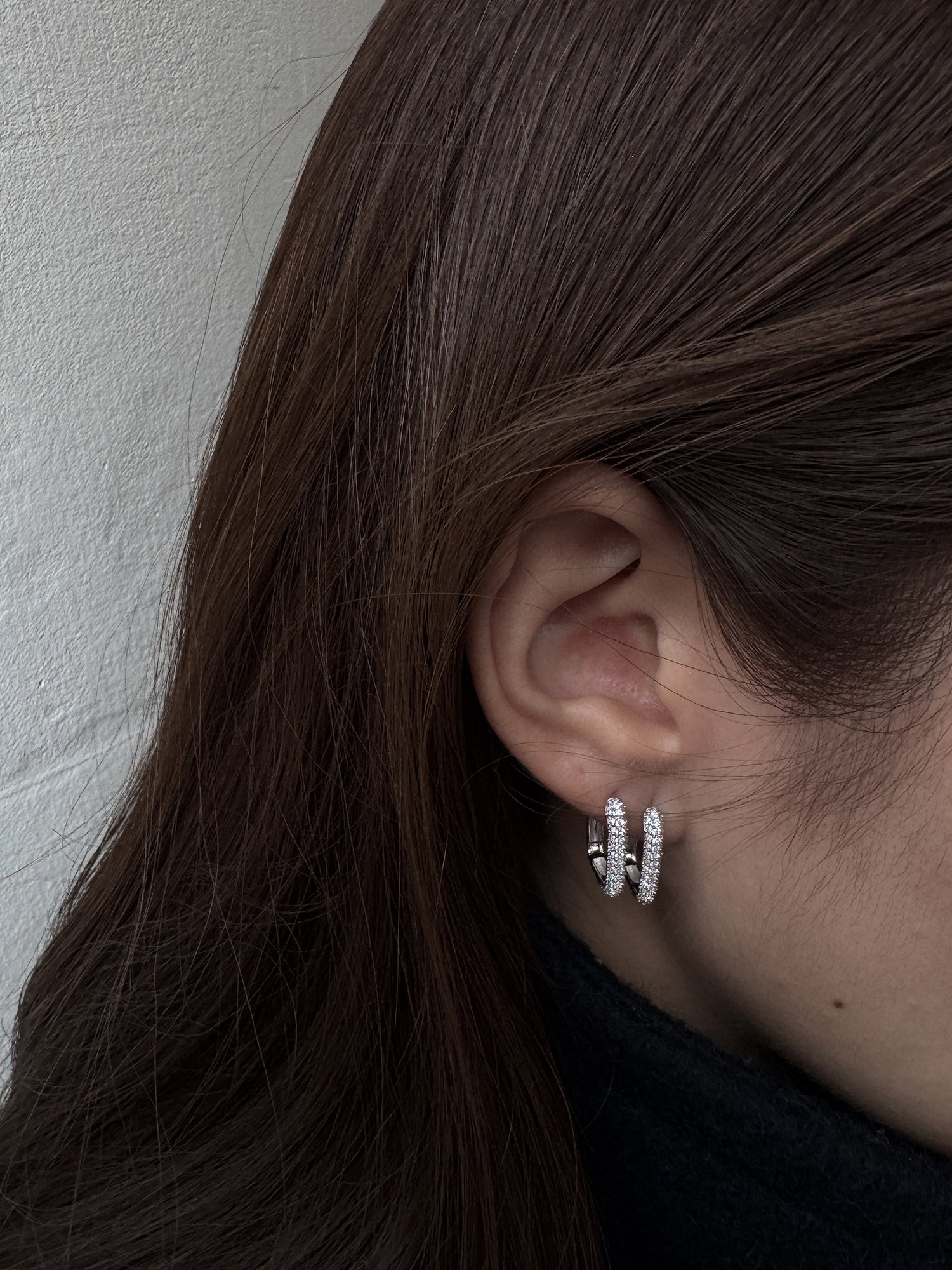 U HOOP STONE EARRINGS [WHITE GOLD]
