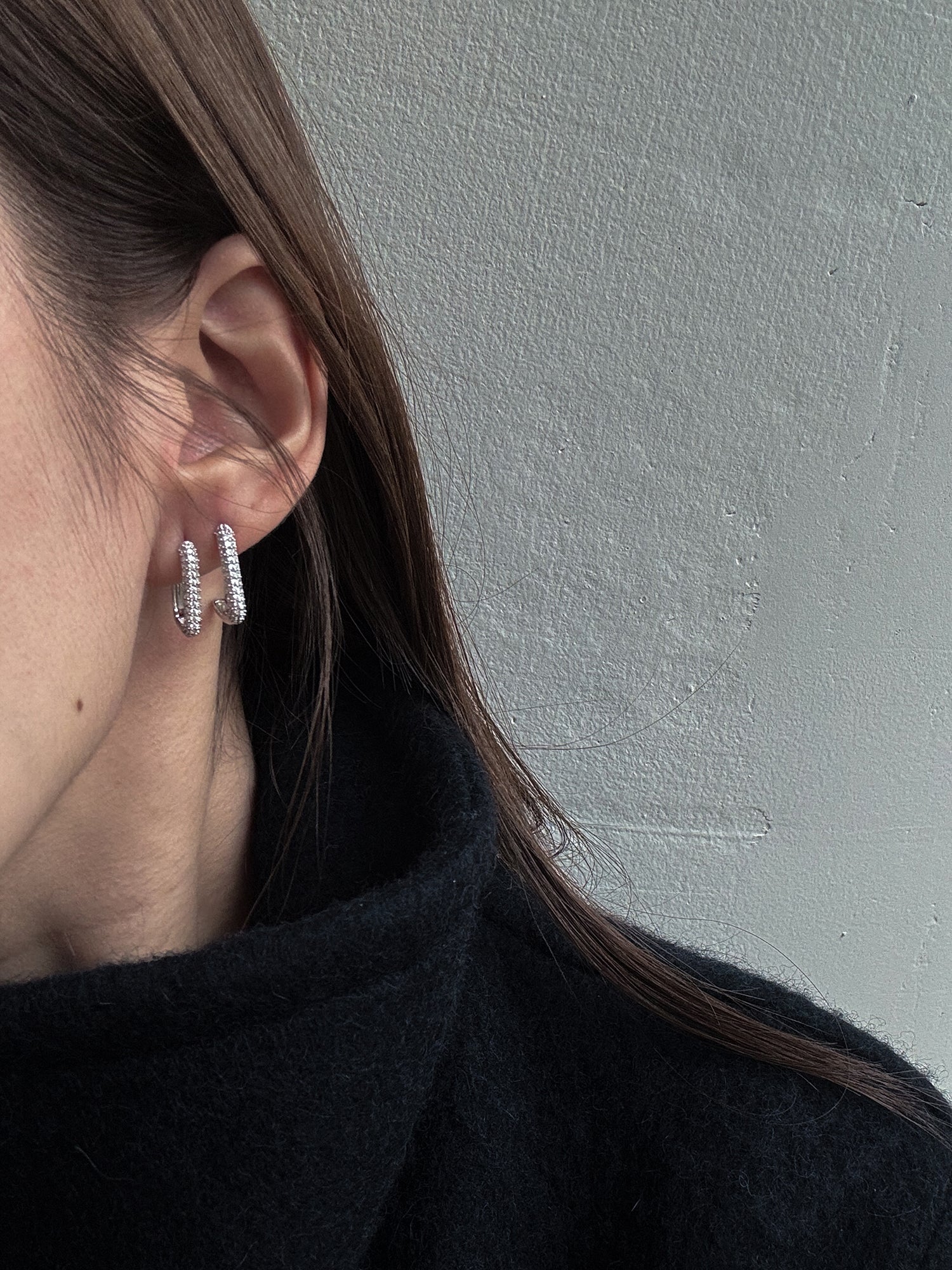 U HOOP STONE EARRINGS [WHITE GOLD]