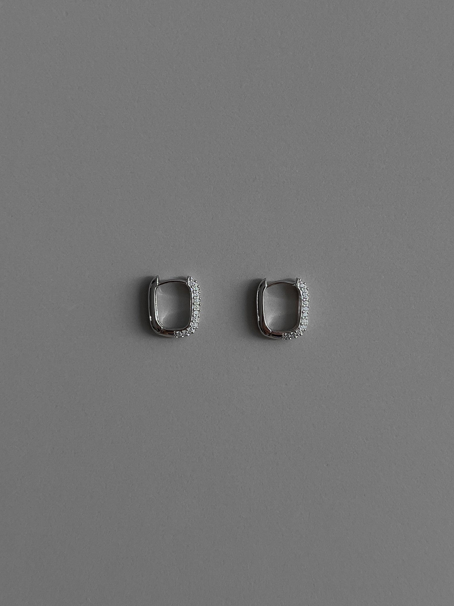 U HOOP STONE EARRINGS [WHITE GOLD]