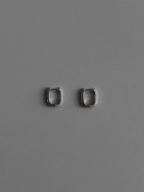 아치 후프 귀걸이 [화이트골드] 제품컷 1 — Brass에 화이트골드 도금 · 5A 지르코니아 파베 · 11x14mm