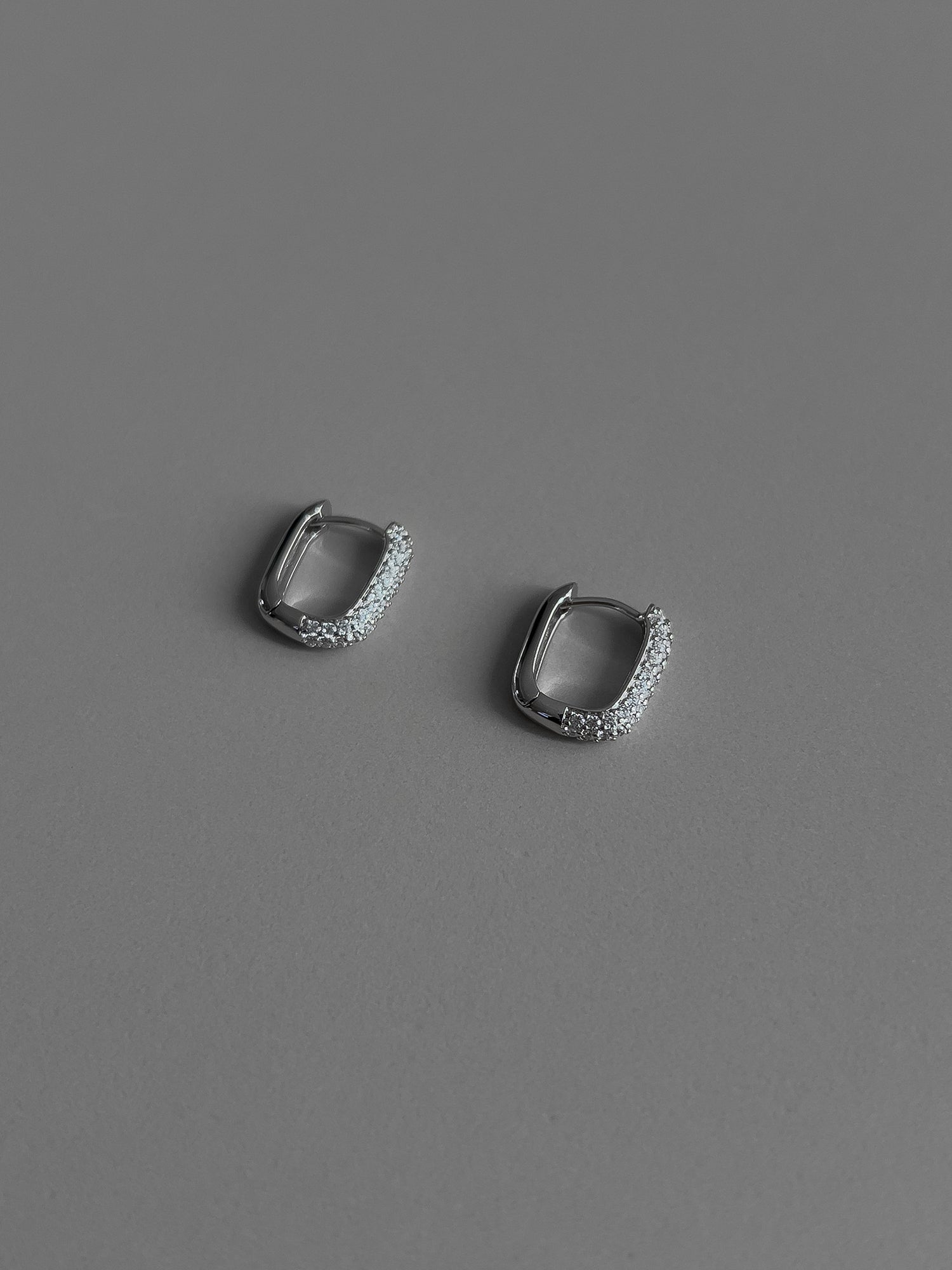 U HOOP STONE EARRINGS [WHITE GOLD]