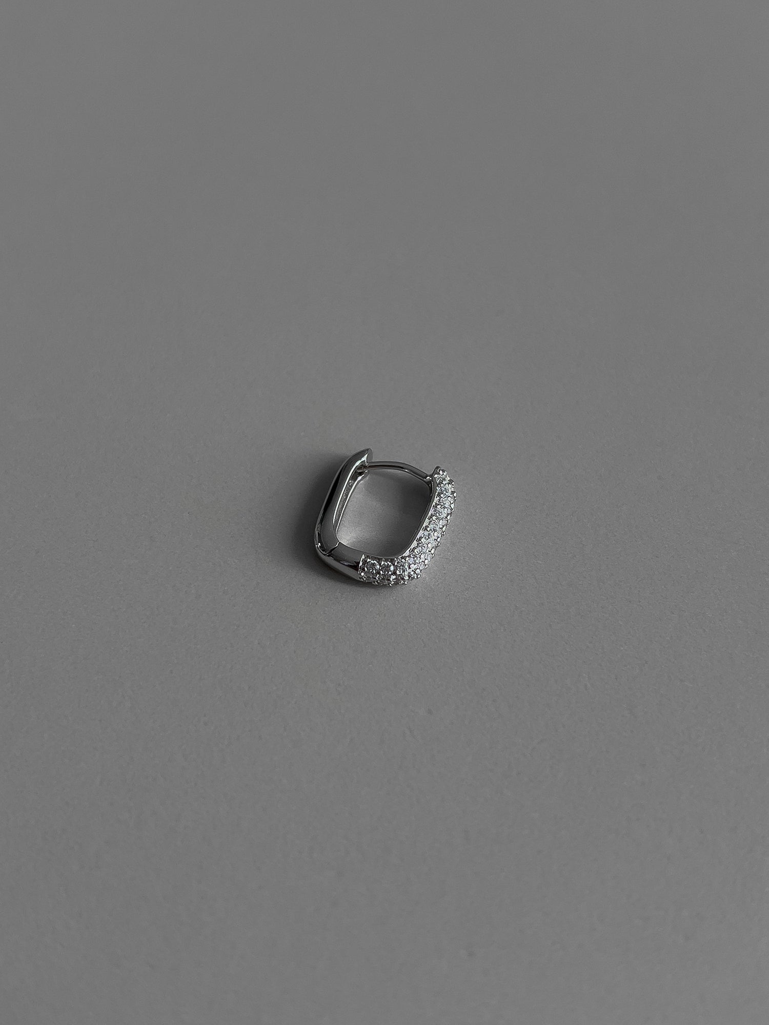 U HOOP STONE EARRINGS [WHITE GOLD]