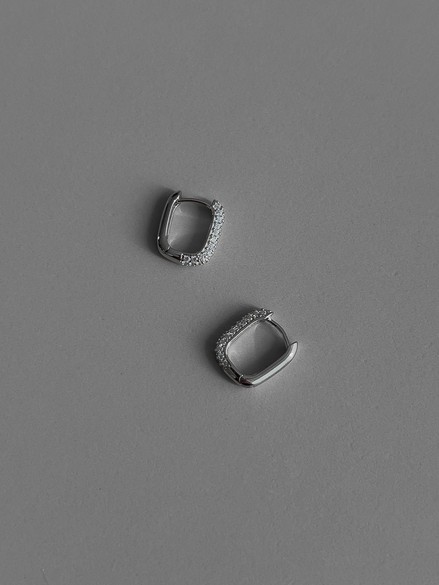 U HOOP STONE EARRINGS [WHITE GOLD]