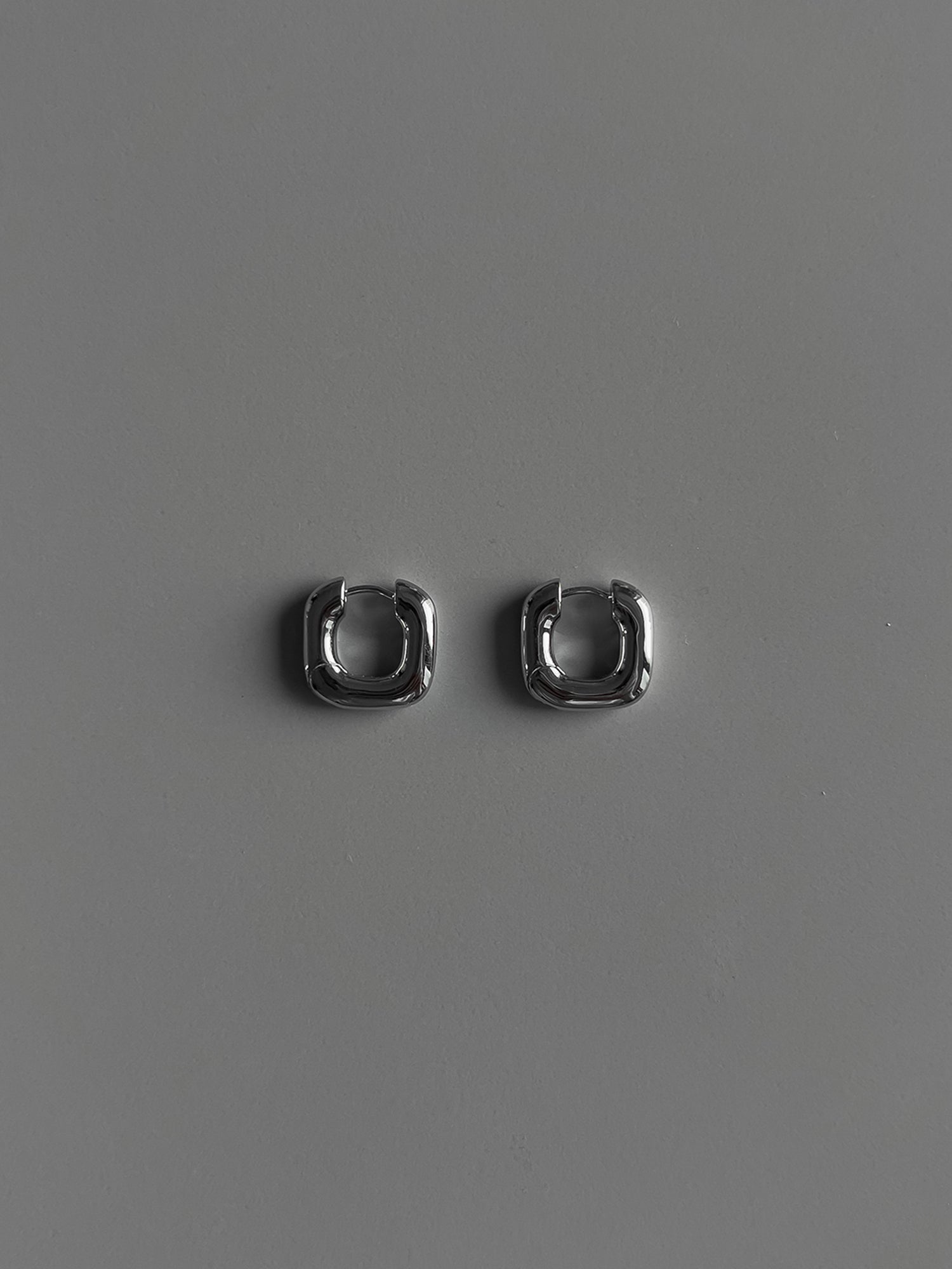 SQUAIA ONE TOUCH EARRINGS [SILVER]