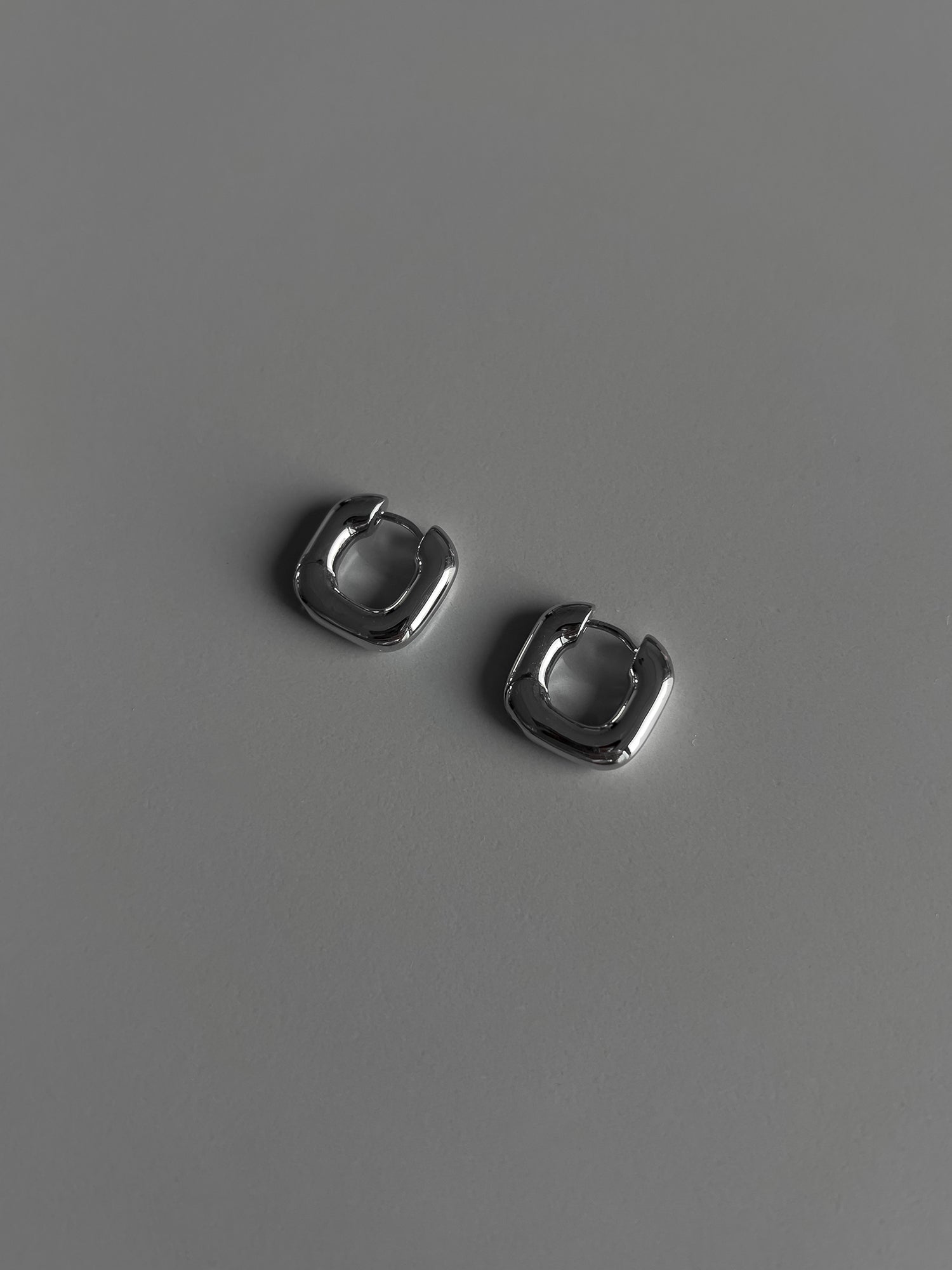 SQUAIA ONE TOUCH EARRINGS [SILVER]