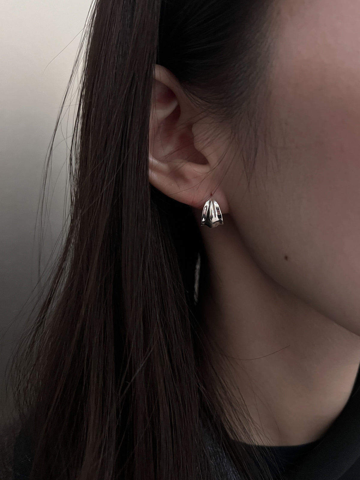 LEAF ONE TOUCH EARRINGS L [SILVER]