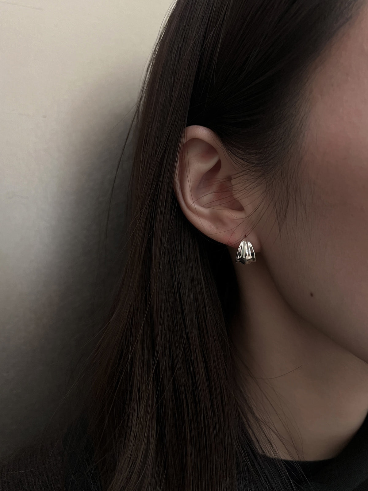 LEAF ONE TOUCH EARRINGS L [SILVER]
