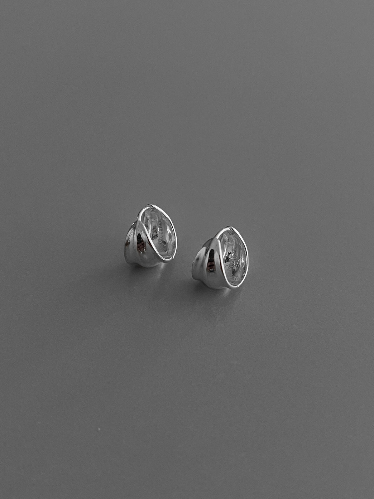 LEAF ONE TOUCH EARRINGS L [SILVER]