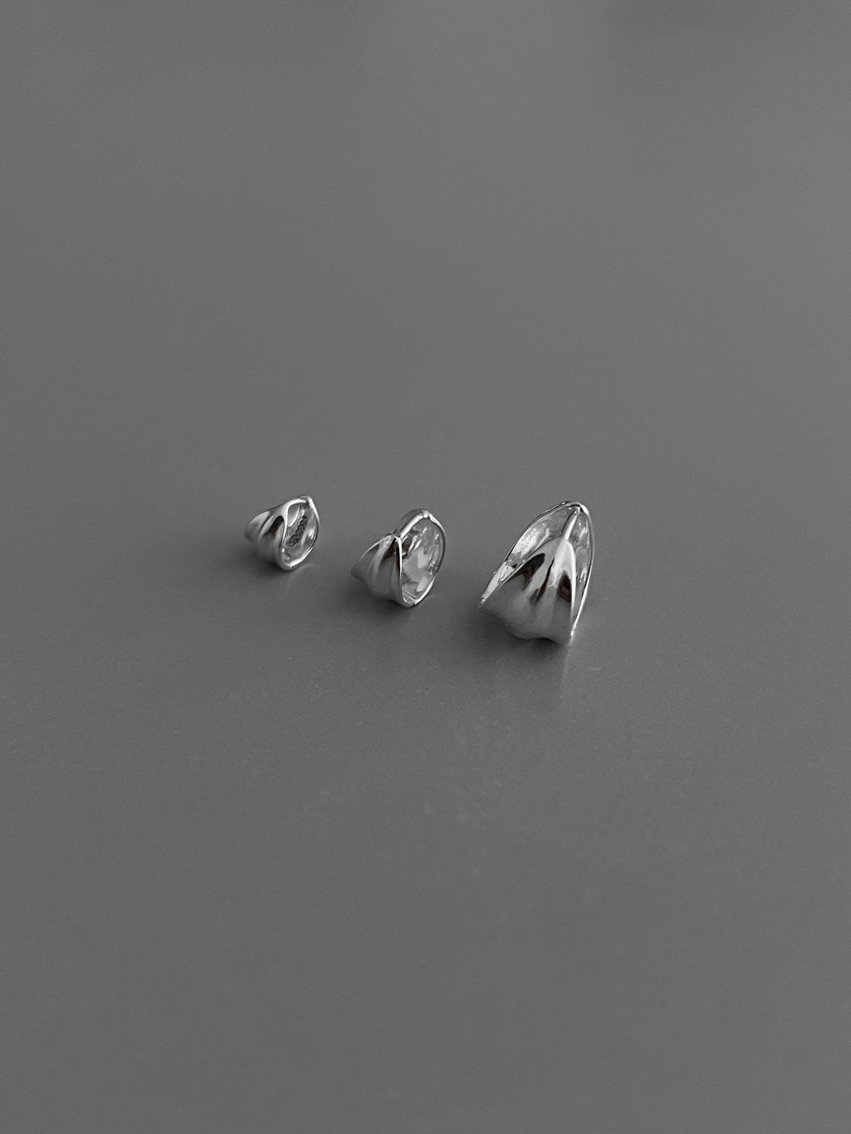 LEAF ONE TOUCH EARRINGS L [SILVER]