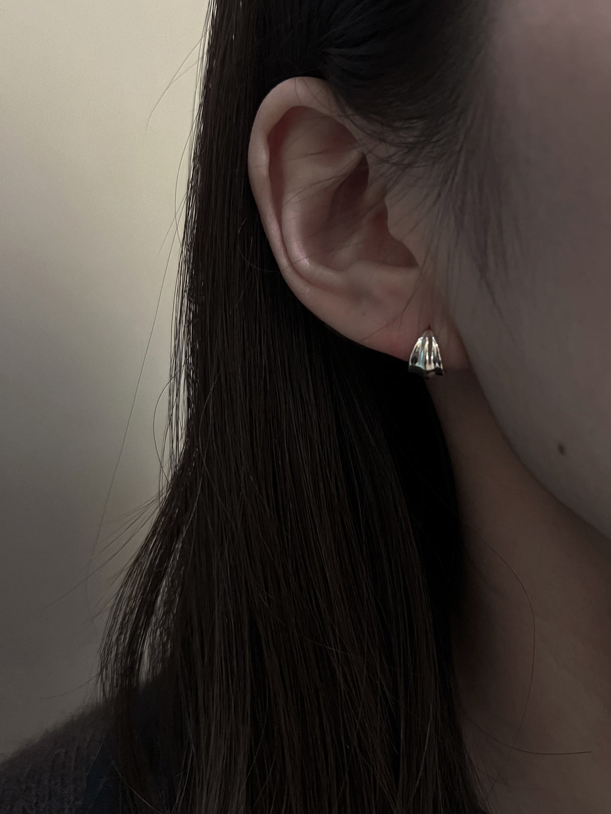 LEAF ONE TOUCH EARRINGS M [SILVER]