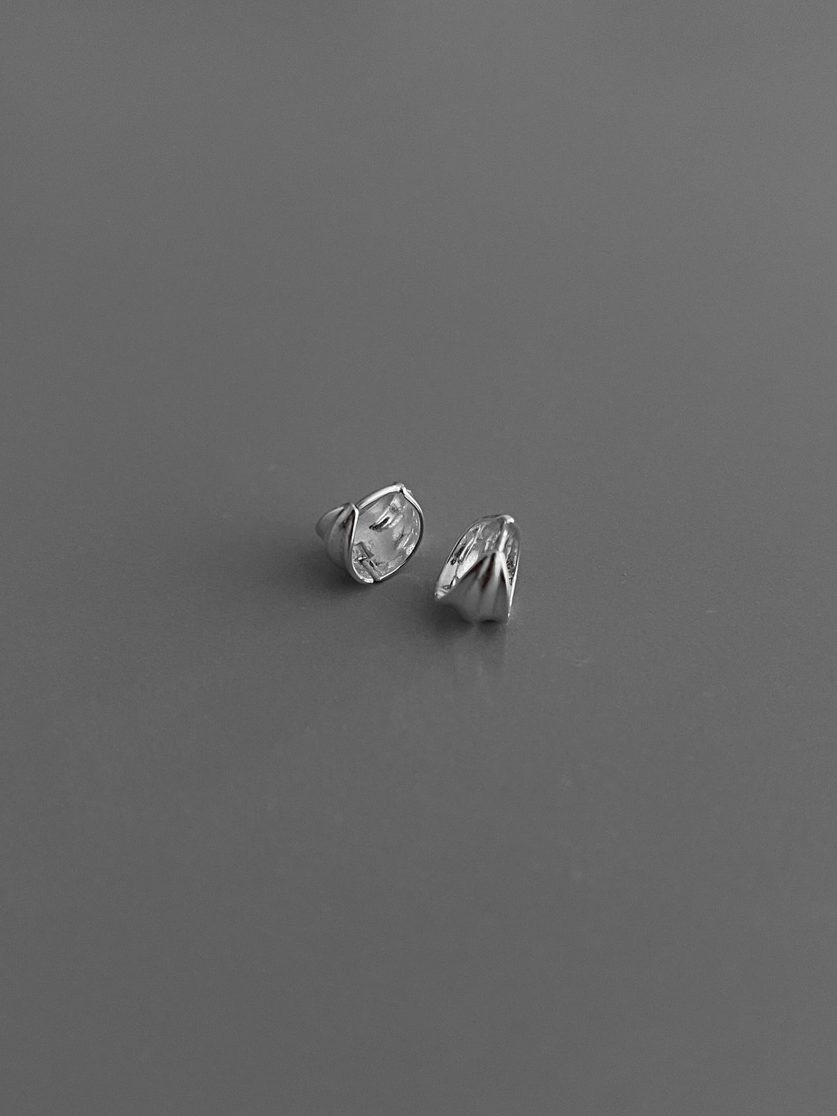 LEAF ONE TOUCH EARRINGS M [SILVER]
