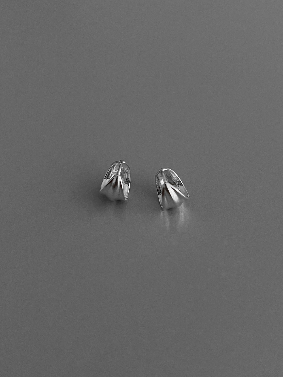 LEAF ONE TOUCH EARRINGS M [SILVER]